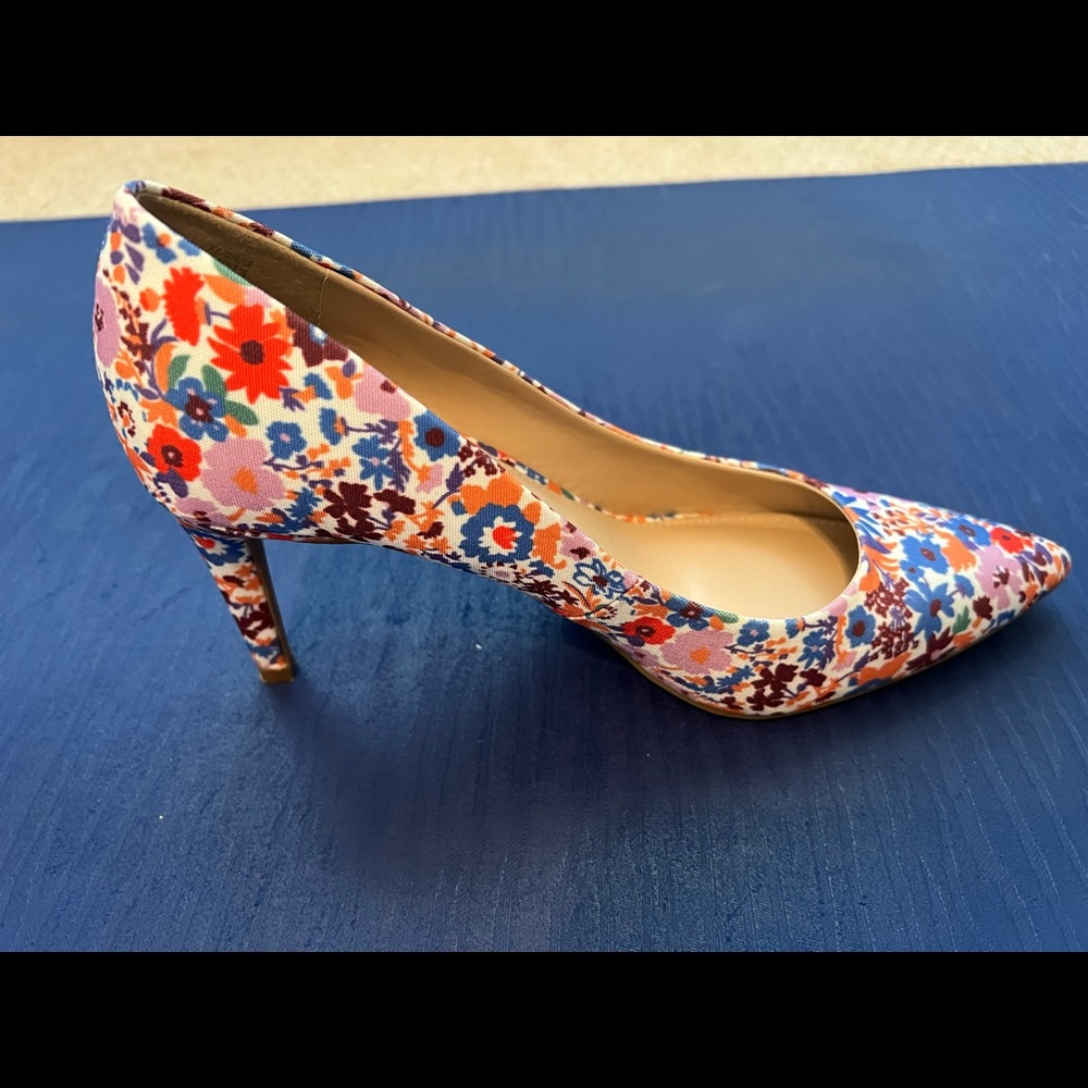 Kelly & Katie Misha Multi Color Floral Print Pumps Heels size 7